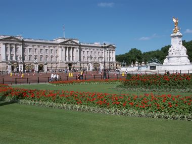 英国伦敦白金汉宫前广场晴天风光