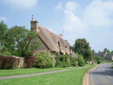 英国科茨沃尔德乡村茅草屋夏日街景