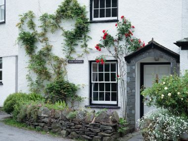 英国乡村玫瑰小屋 爬藤红玫瑰装饰的白色民居