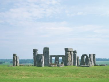 英国索尔兹伯里巨石阵晴天郊野全景
