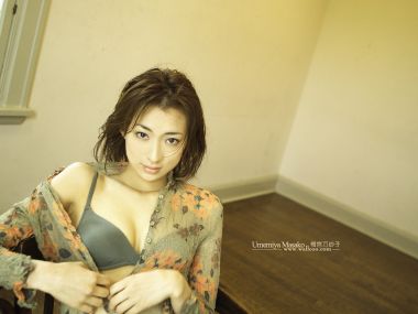 日本女星梅宫万纱子暖调室内人像写真