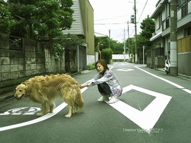 梅宫万纱子 日本居民区街道与金毛犬互动日常写真