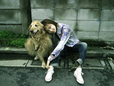 梅宫万纱子 街头与金毛寻回犬合影人像写真