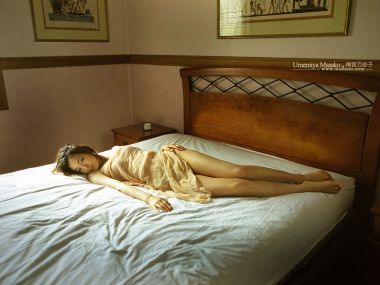 Umemiya Masako Retro Bedroom Lie On Bed Portrait Photo