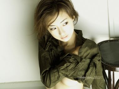 Umemiya Masako Japanese Actress Warm Portrait Wallpaper