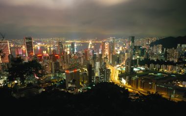 中国香港太平山顶俯瞰维多利亚港璀璨夜景