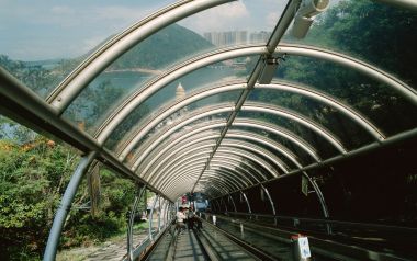 香港滨海景区透明顶棚自动扶梯观景风光