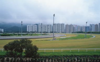 香港沙田马场阴天城市全景