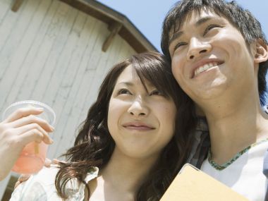 晴朗夏日户外甜蜜情侣出游特写
