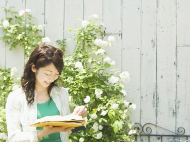春日庭院少女户外阅读白蔷薇花墙写真