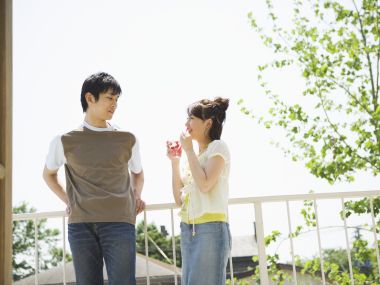 晴朗夏日露台年轻情侣休闲互动日常写真