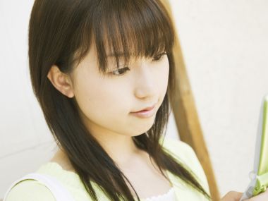 日系清新少女手持翻盖手机日常人像写真