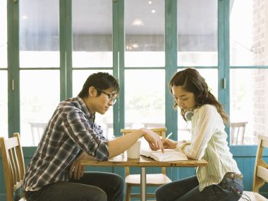 日本清新咖啡馆 年轻男女桌边共读学习