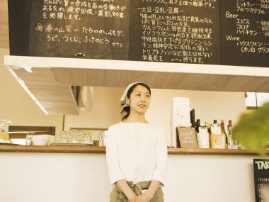 日本温馨社区咖啡馆吧台前的女店员