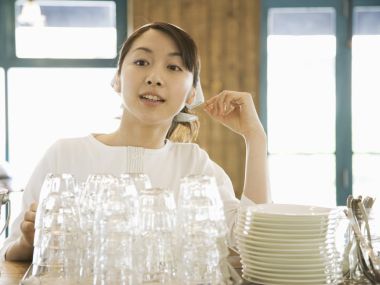 日系咖啡馆女店员整理餐具日常场景