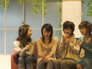 日式居家场景 四位闺蜜围坐沙发手持鸡尾酒闲聊