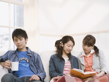 日系居家客厅 年轻好友围坐沙发阅读休闲日常