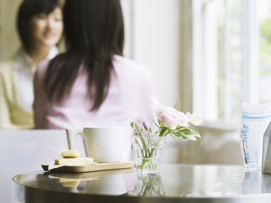 温馨咖啡馆闺蜜下午茶休闲日常场景