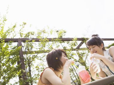晴朗夏日户外闺蜜共饮冰饮清新日系写真