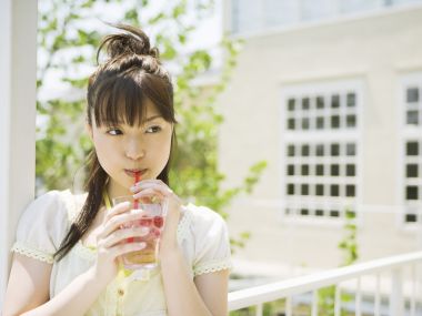 夏日阳台饮用冰饮的清新日系少女
