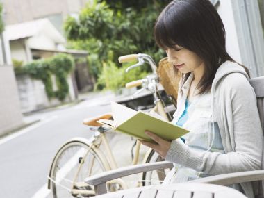 日系居民区午后女生户外阅读