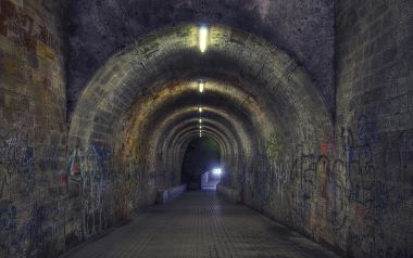 德国萨尔布吕肯石砌涂鸦隧道内部景观