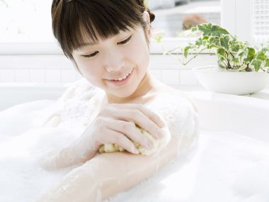 日系少女居家泡泡浴休闲放松时刻