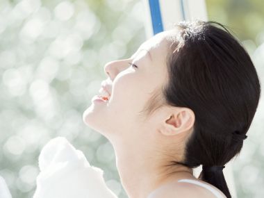 沐浴阳光享受闲暇时光的清新年轻女性人像