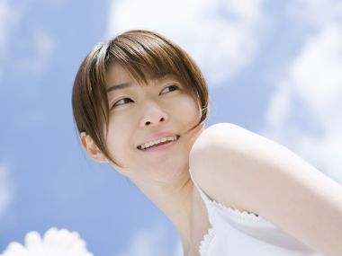 晴朗蓝天下微笑的清新日系少女