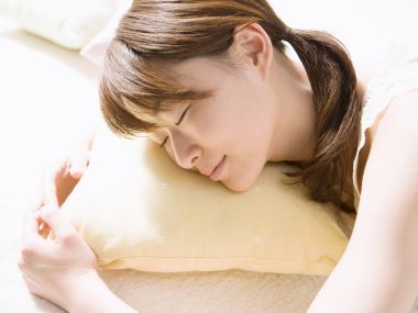 居家年轻女性枕靠抱枕惬意午休