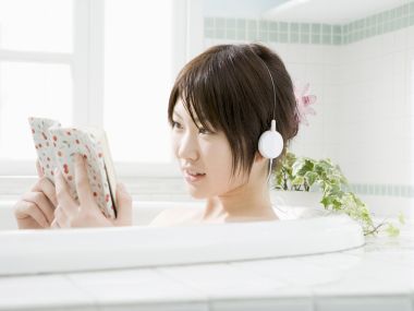 浴室中泡澡阅读听音乐的清新日系少女