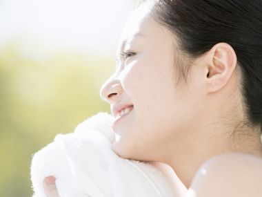 户外阳光下放松微笑的年轻女性休闲人像