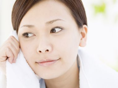 居家休闲护肤的短发年轻女性人像写真