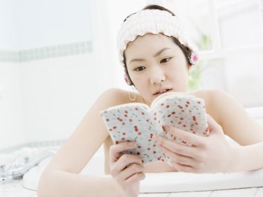 清新少女在浴室浴缸中阅读休闲写真