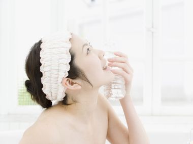 沐浴后窗边年轻女性饮用矿泉水 清新居家写真