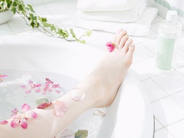 清新居家SPA 花瓣浴足部护理特写