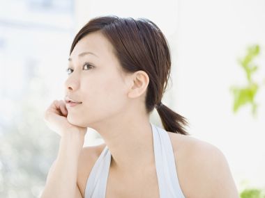 明亮室内托腮放松的清爽年轻东亚女性人像写真