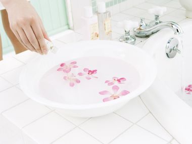 清新居家SPA 洗手盆漂浮粉兰花滴入香薰精油