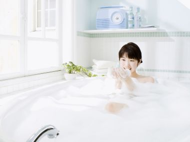 清新居家浴室少女泡泡浴休闲时光