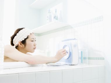 日系浴室泡澡少女调试收音机休闲时光