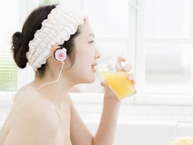 居家休闲少女 窗边听音乐饮用鲜橙汁