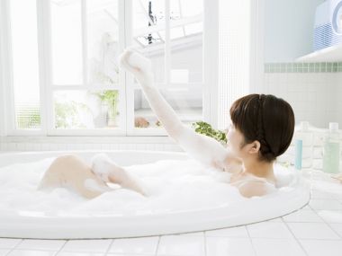 明亮居家浴室 少女享受泡泡浴休闲时光