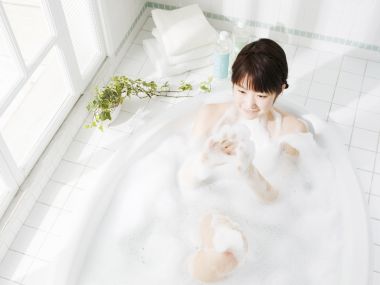 阳光明亮浴室中享受泡泡浴的日系清新少女