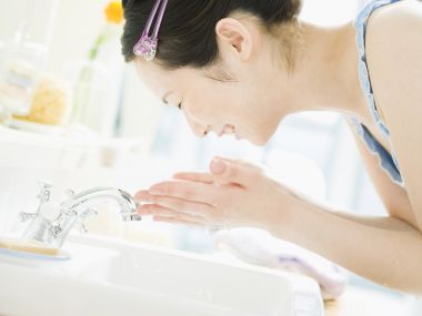 明亮居家浴室年轻女性洗脸护肤日常