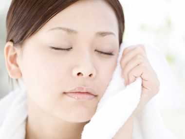 东方年轻女性居家护肤擦脸特写