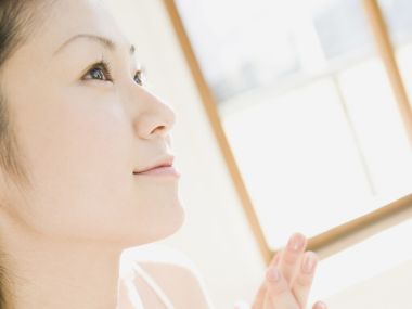 窗边沐浴阳光的温柔女性侧脸特写