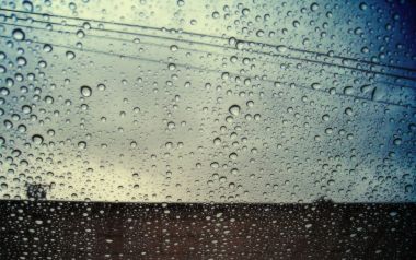雨天汽车车窗水珠滑落朦胧雨景摄影