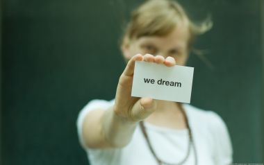 年轻女孩手持印有we dream字样的卡片创意人像摄影