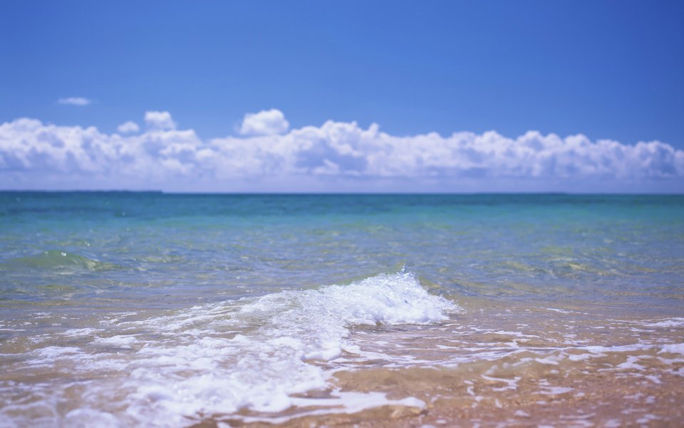 日本冲绳海滩海浪与蓝天白云
