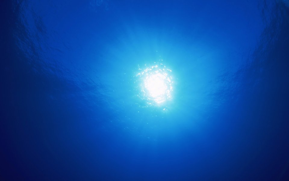冲绳海滩水下阳光穿透海面景象